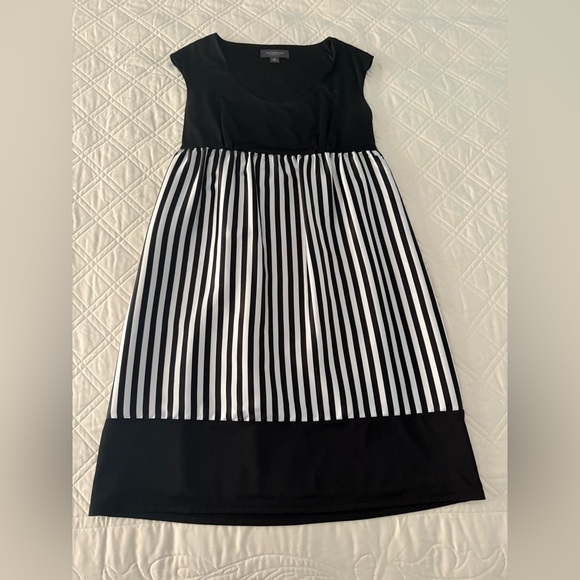 Liz Claiborne Dresses & Skirts - Liz Claiborne black and white striped midi dress size 8 petite